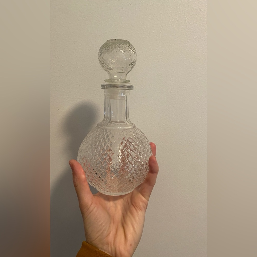 Diamond cut decanter